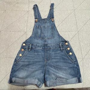Old navy Midi overall shorts. Size small :)